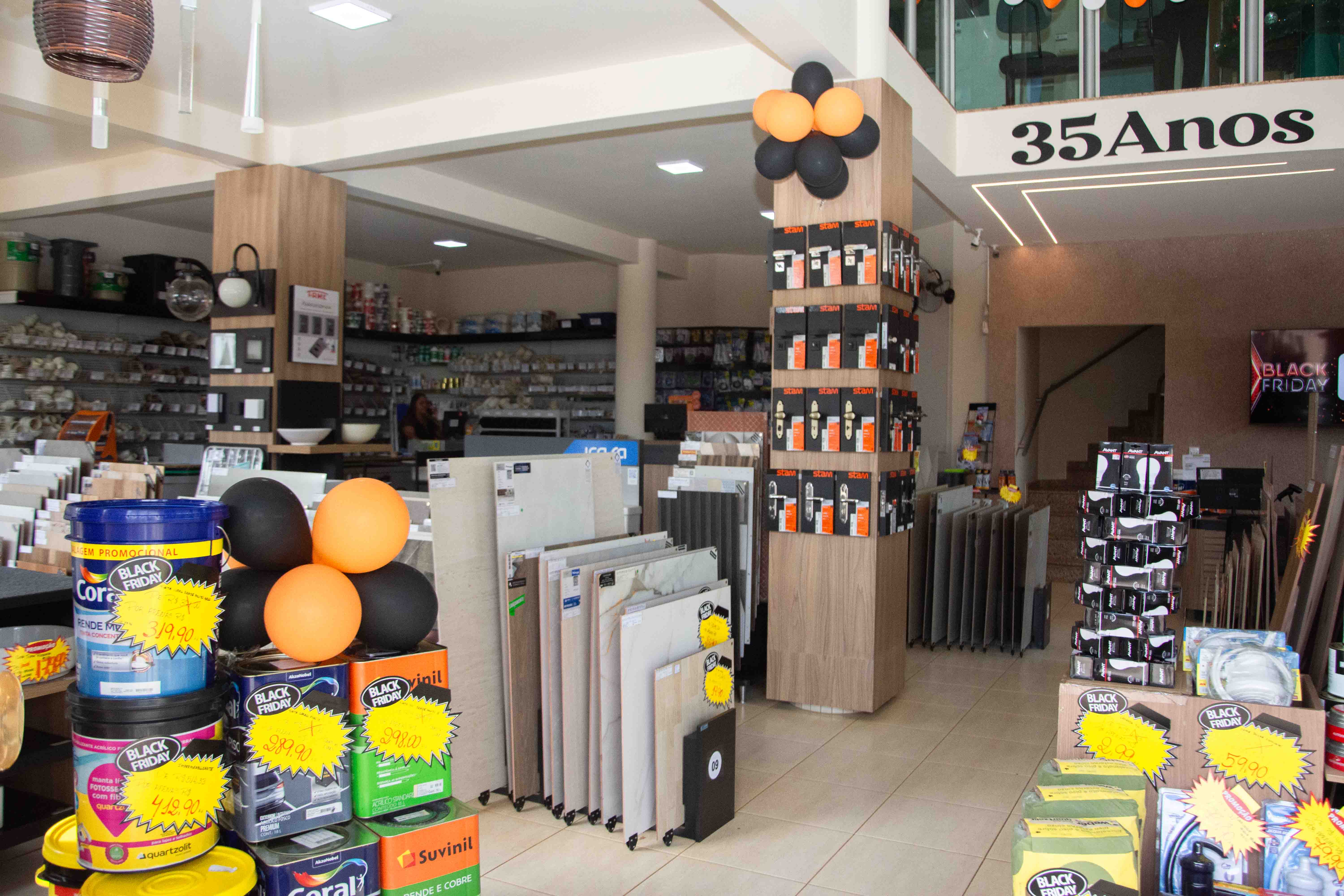 Seção de tintas e promoções